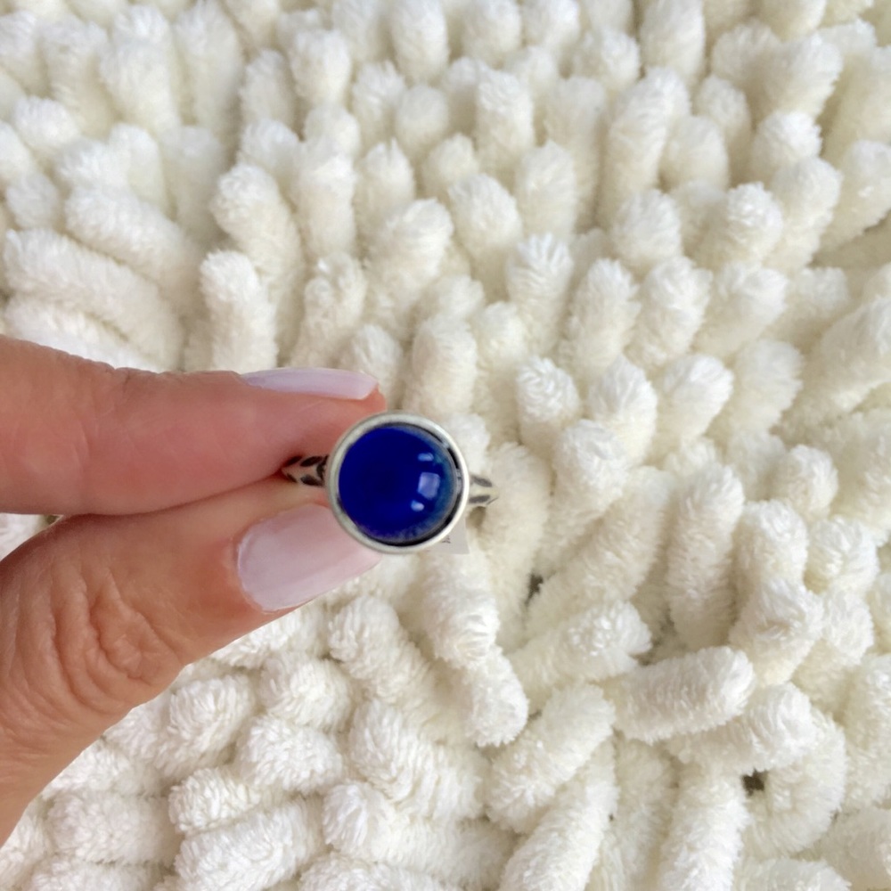 HAMMERED BAND STATEMENT MOOD RING - Picture 5 of 6